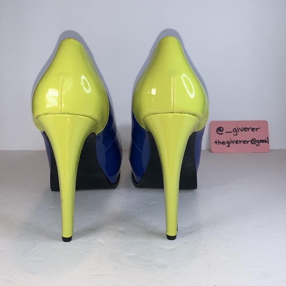 Vera Wang Two-Tome Patent Pumps - Picture 10 of 16